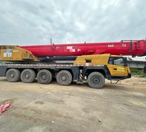 The Sany 130-ton all-terrain SAC1300T2, manufactured in December 2020, features a 7-section boom, a 75-meter main boom, a 54.5-ton counterweight, and a Weichai single-engine configuration