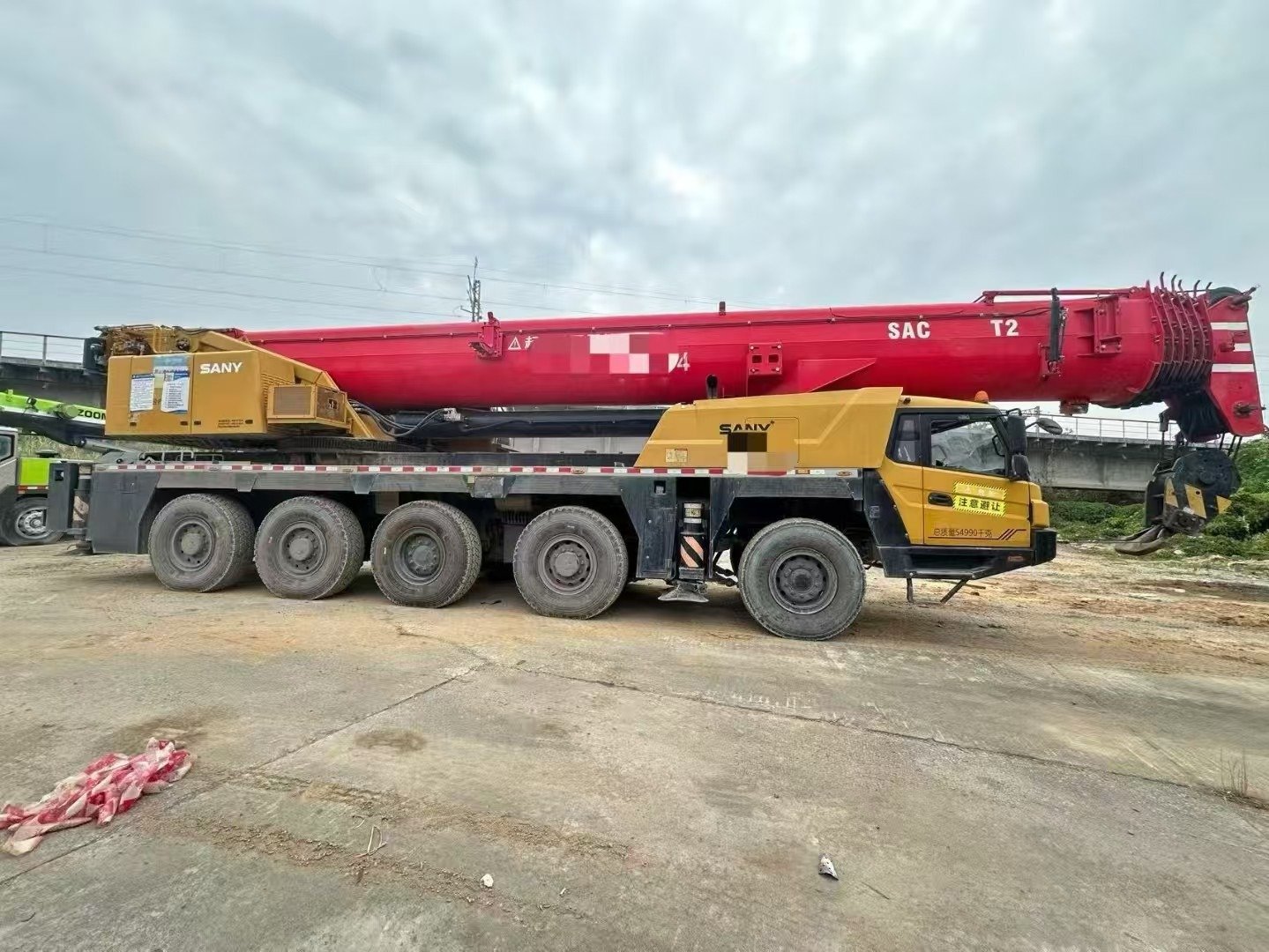 The Sany 130-ton all-terrain SAC1300T2, manufactured in December 2020, features a 7-section boom, a 75-meter main boom, a 54.5-ton counterweight, and a Weichai single-engine configuration