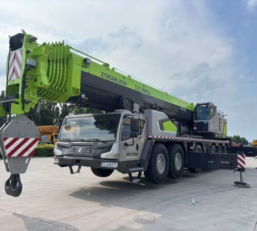 Zoomlion 300-ton crane, manufactured in December 2022, with a working time of 2000 hours